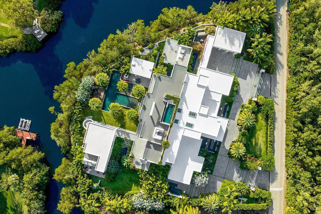 1104 Seminole Boulevard, Villa Azura at Seminole Landing is a contemporary architectural masterpiece nestled in the oceanfront community of North Palm Beach, Florida.