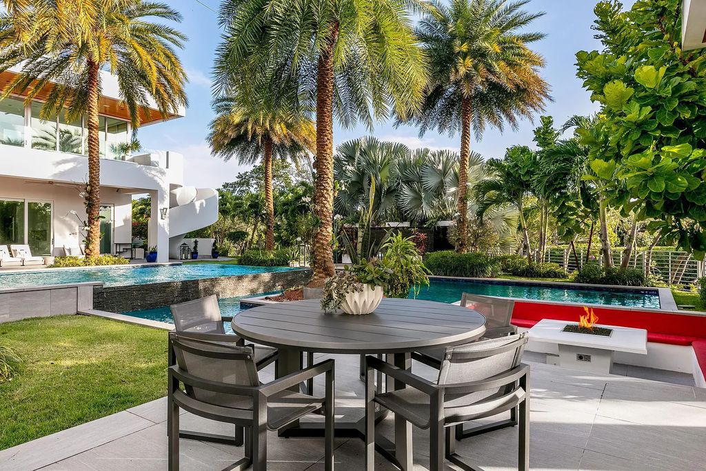 1104 Seminole Boulevard, Villa Azura at Seminole Landing is a contemporary architectural masterpiece nestled in the oceanfront community of North Palm Beach, Florida.