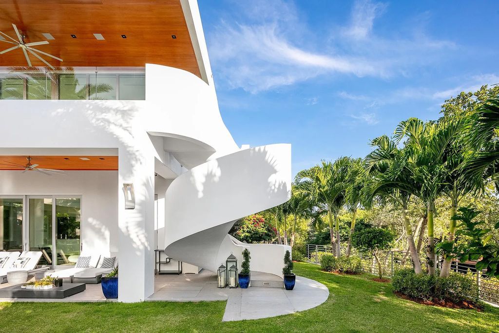 1104 Seminole Boulevard, Villa Azura at Seminole Landing is a contemporary architectural masterpiece nestled in the oceanfront community of North Palm Beach, Florida.
