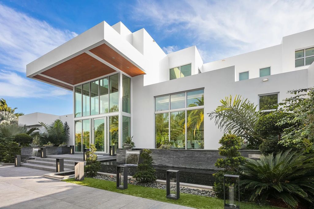 1104 Seminole Boulevard, Villa Azura at Seminole Landing is a contemporary architectural masterpiece nestled in the oceanfront community of North Palm Beach, Florida.