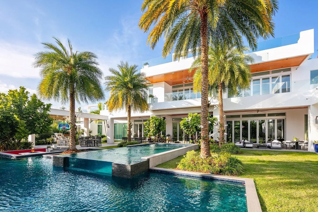 1104 Seminole Boulevard, Villa Azura at Seminole Landing is a contemporary architectural masterpiece nestled in the oceanfront community of North Palm Beach, Florida.