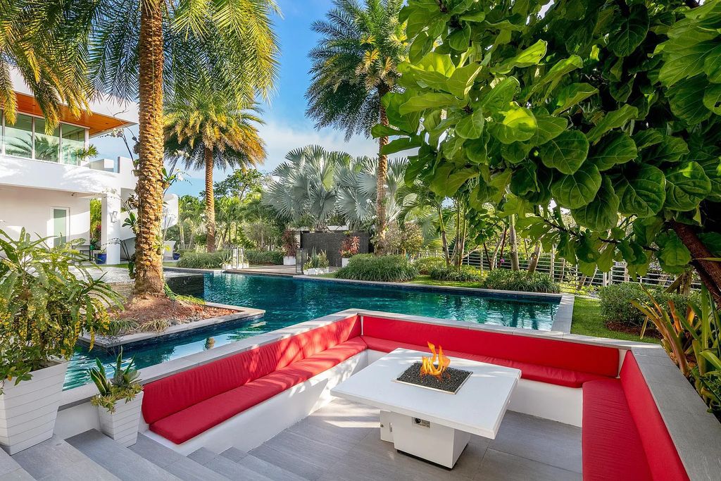 1104 Seminole Boulevard, Villa Azura at Seminole Landing is a contemporary architectural masterpiece nestled in the oceanfront community of North Palm Beach, Florida.