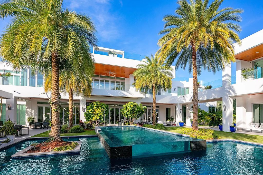 1104 Seminole Boulevard, Villa Azura at Seminole Landing is a contemporary architectural masterpiece nestled in the oceanfront community of North Palm Beach, Florida.