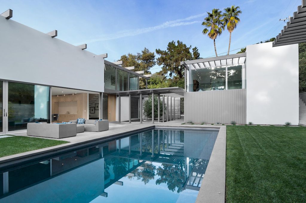 Bel Air House, Stunning house with roofed beam system by DARX Studio