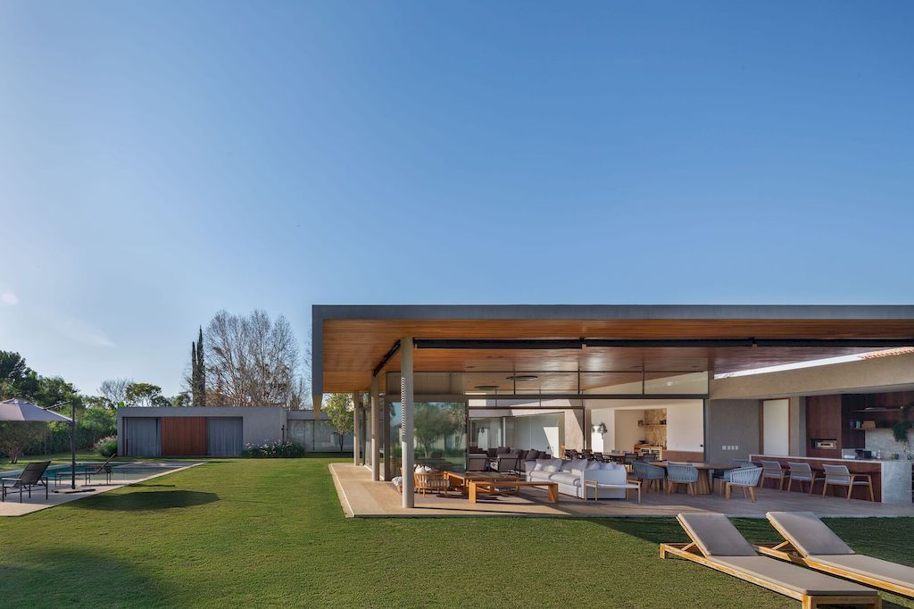 Braunas Residence in Brazil by Reinach Mendonça Arquitetos Associados