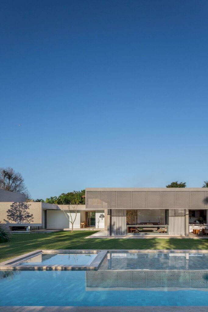 Braunas Residence in Brazil by Reinach Mendonca Arquitetos Associados 12