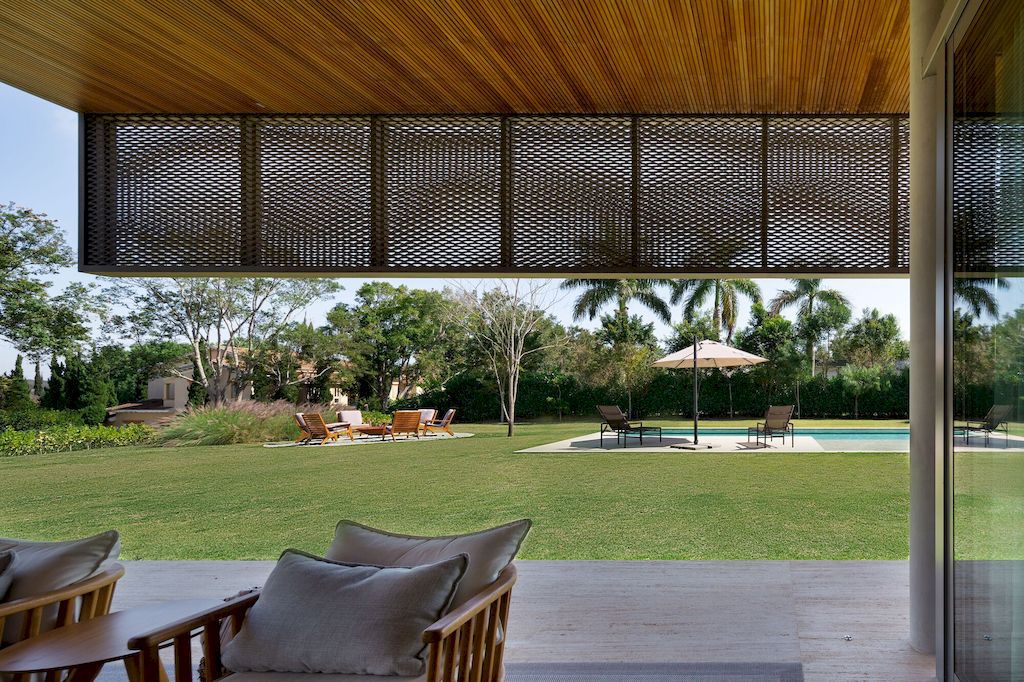 Braunas Residence in Brazil by Reinach Mendonça Arquitetos Associados