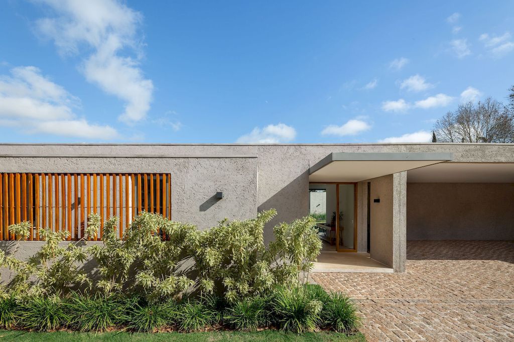 Braunas Residence in Brazil by Reinach Mendonça Arquitetos Associados
