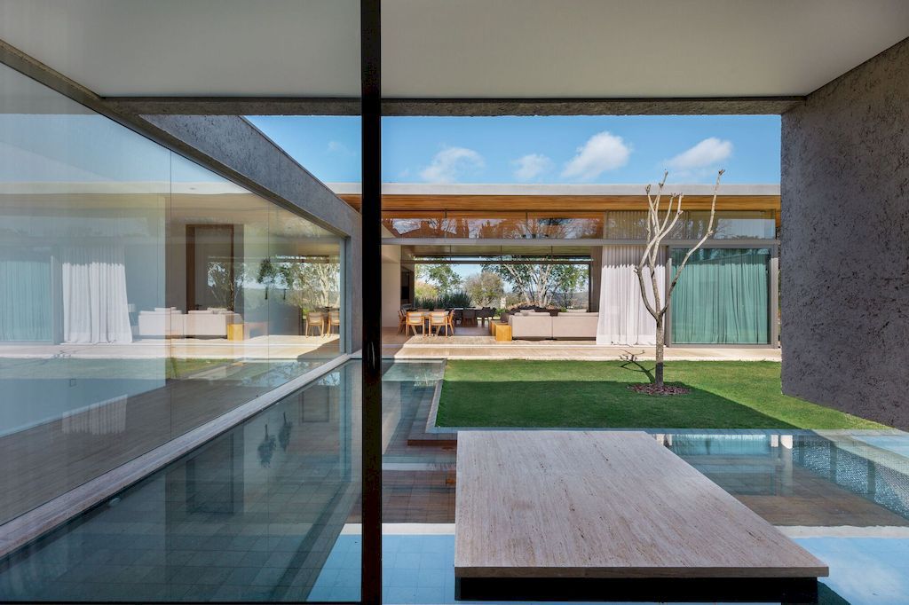 Braunas Residence in Brazil by Reinach Mendonça Arquitetos Associados