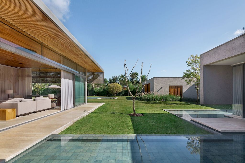 Braunas Residence in Brazil by Reinach Mendonça Arquitetos Associados