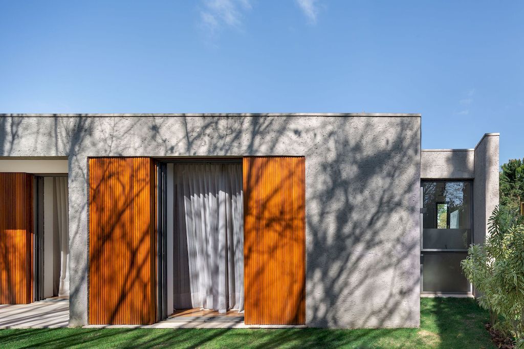 Braunas Residence in Brazil by Reinach Mendonça Arquitetos Associados