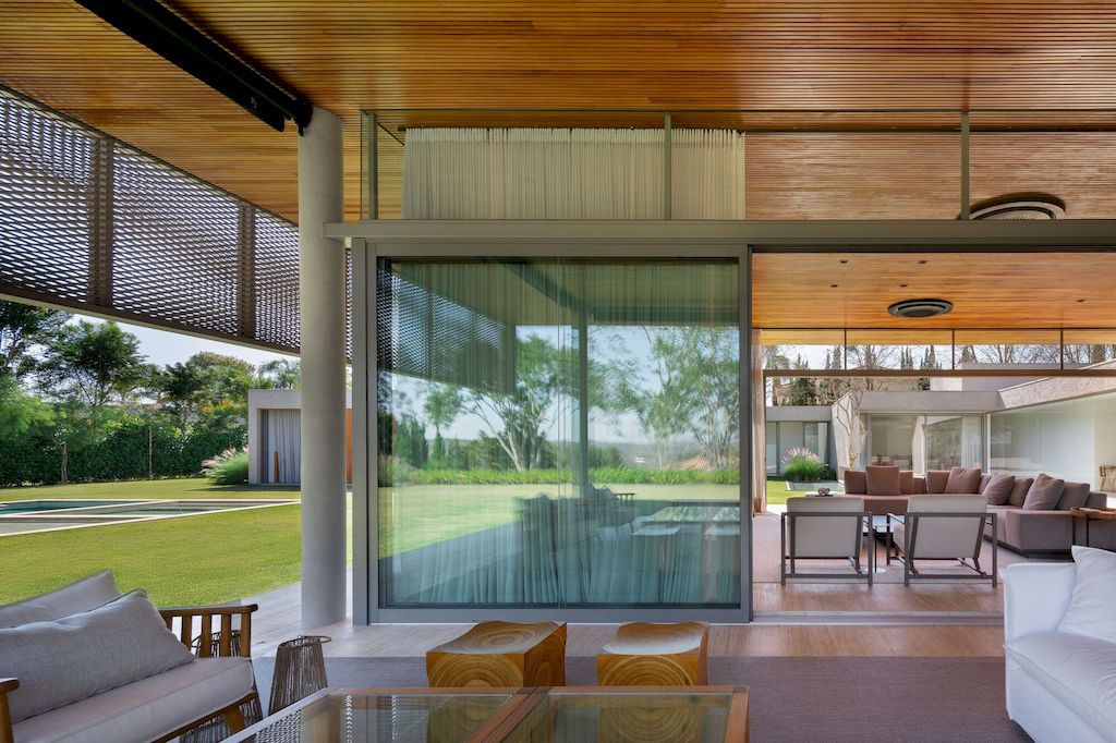 Braunas Residence in Brazil by Reinach Mendonça Arquitetos Associados