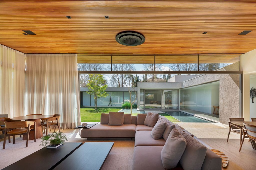 Braunas Residence in Brazil by Reinach Mendonça Arquitetos Associados