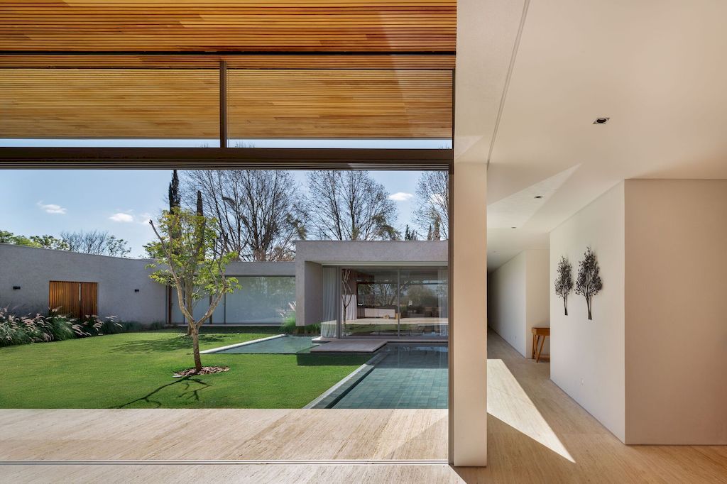 Braunas Residence in Brazil by Reinach Mendonça Arquitetos Associados