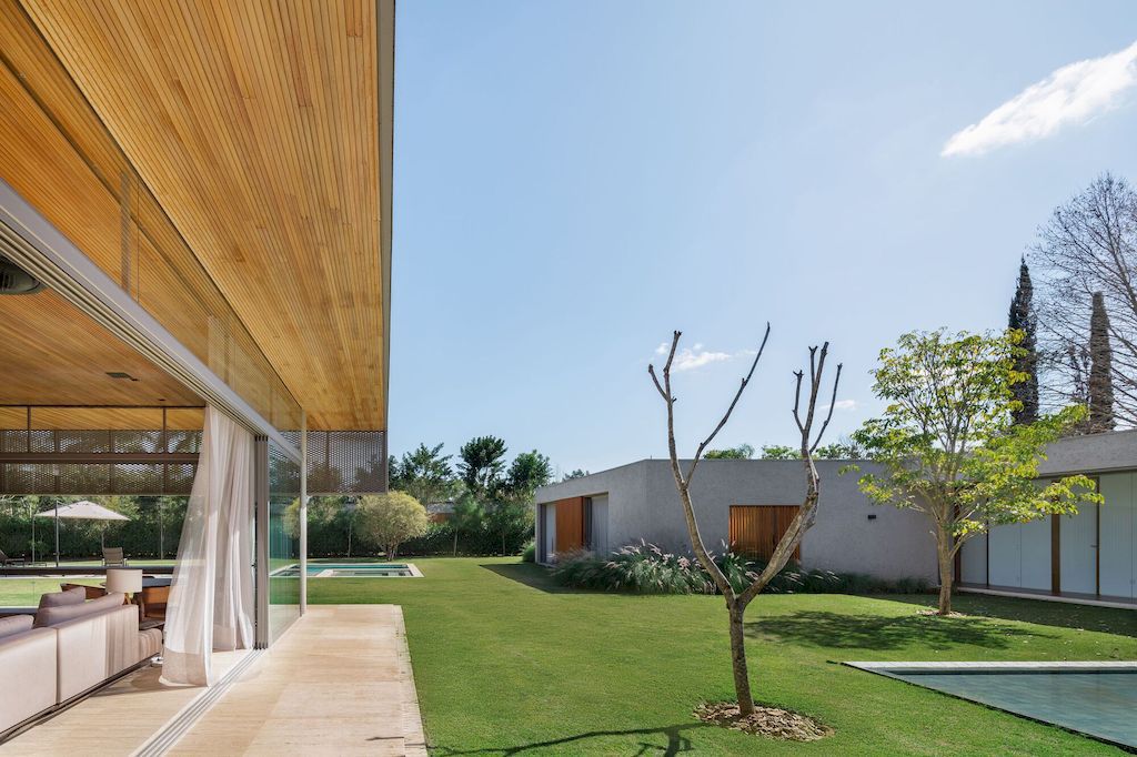Braunas Residence in Brazil by Reinach Mendonca Arquitetos Associados 6
