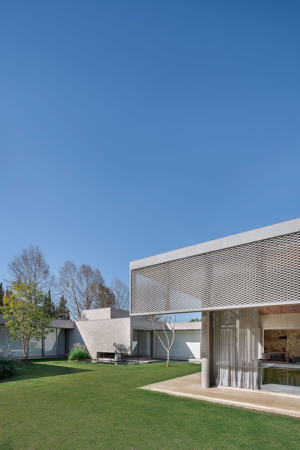 Braunas Residence in Brazil by Reinach Mendonça Arquitetos Associados