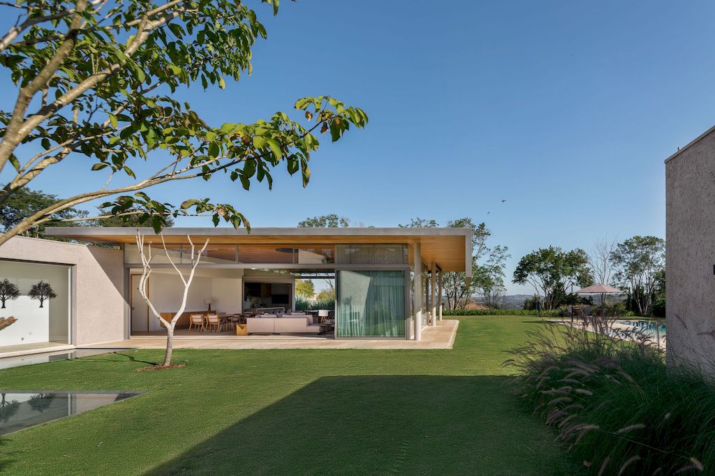 Braunas Residence in Brazil by Reinach Mendonça Arquitetos Associados