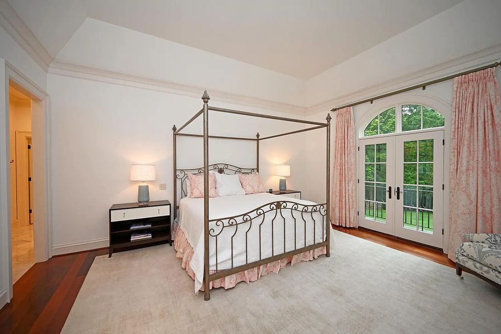 The Estate in Cincinnati is a luxurious home with great floor plan - great for entertaining now available for sale. This home located at 5455 Brillwood Ln, Cincinnati, Ohio; offering 05 bedrooms and 06 bathrooms with 6,367 square feet of living spaces. 