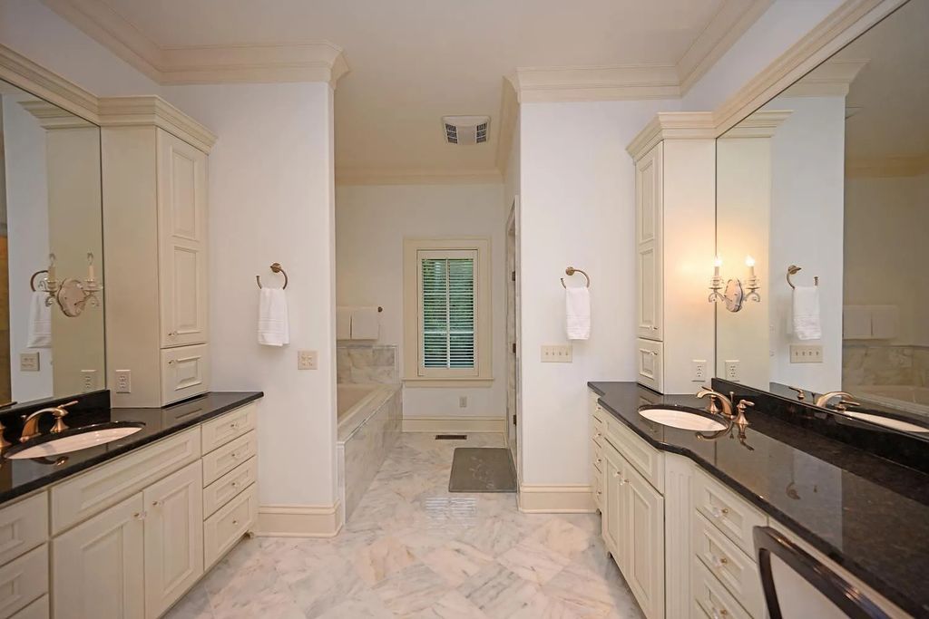 The Estate in Cincinnati is a luxurious home with great floor plan - great for entertaining now available for sale. This home located at 5455 Brillwood Ln, Cincinnati, Ohio; offering 05 bedrooms and 06 bathrooms with 6,367 square feet of living spaces. 