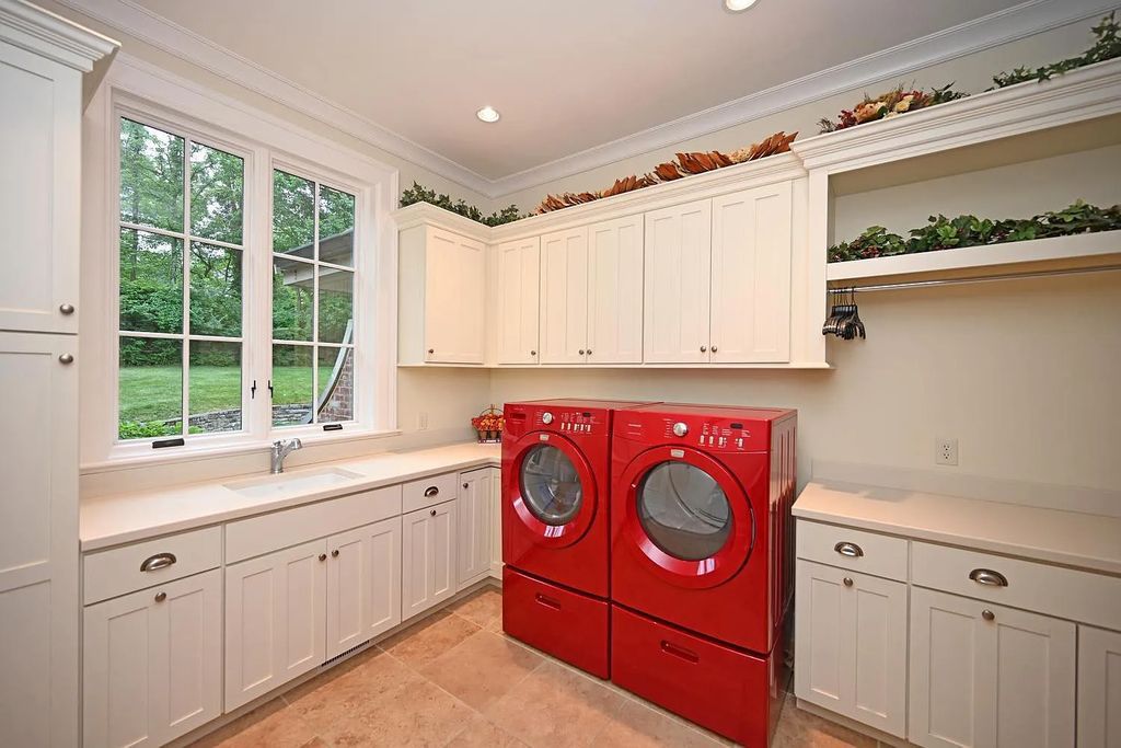 The Estate in Cincinnati is a luxurious home with great floor plan - great for entertaining now available for sale. This home located at 5455 Brillwood Ln, Cincinnati, Ohio; offering 05 bedrooms and 06 bathrooms with 6,367 square feet of living spaces. 