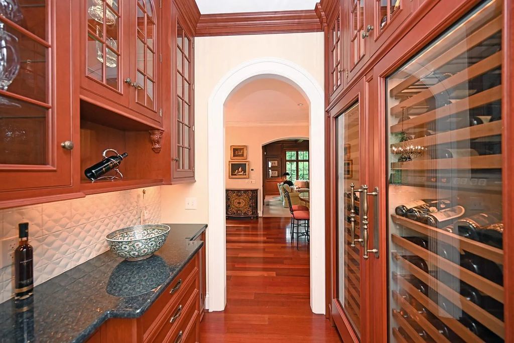 The Estate in Cincinnati is a luxurious home with great floor plan - great for entertaining now available for sale. This home located at 5455 Brillwood Ln, Cincinnati, Ohio; offering 05 bedrooms and 06 bathrooms with 6,367 square feet of living spaces. 