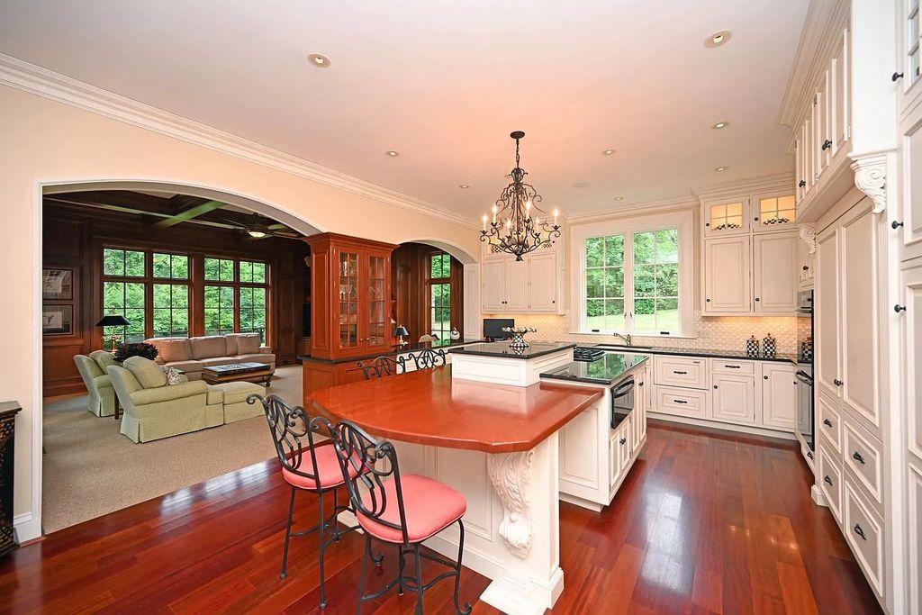The Estate in Cincinnati is a luxurious home with great floor plan - great for entertaining now available for sale. This home located at 5455 Brillwood Ln, Cincinnati, Ohio; offering 05 bedrooms and 06 bathrooms with 6,367 square feet of living spaces. 