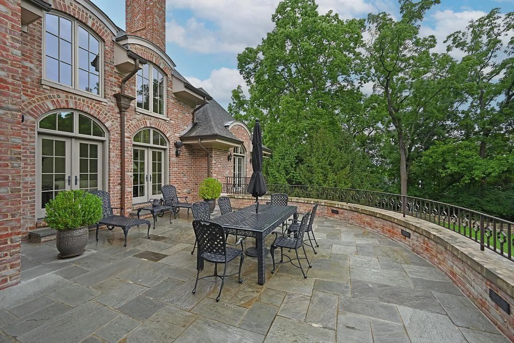 The Estate in Cincinnati is a luxurious home with great floor plan - great for entertaining now available for sale. This home located at 5455 Brillwood Ln, Cincinnati, Ohio; offering 05 bedrooms and 06 bathrooms with 6,367 square feet of living spaces. 