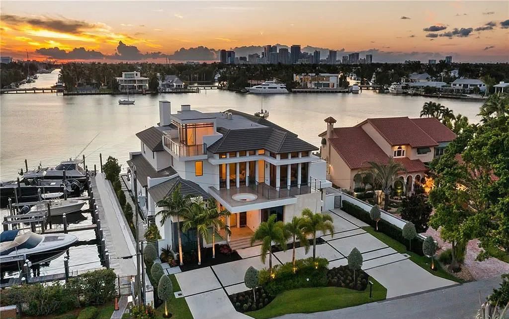 Experience modern coastal living at its finest with 1425 E Lake Drive, a stunning 5-bedroom, 8-bathroom home in prestigious Harbor Beach, Fort Lauderdale, Florida.