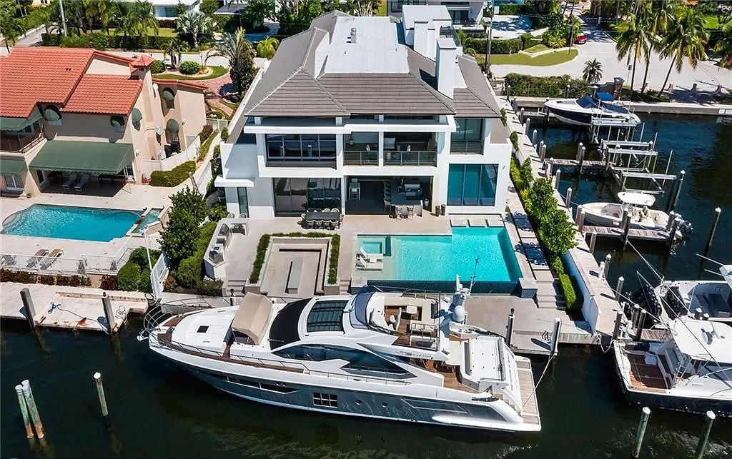 Experience modern coastal living at its finest with 1425 E Lake Drive, a stunning 5-bedroom, 8-bathroom home in prestigious Harbor Beach, Fort Lauderdale, Florida.