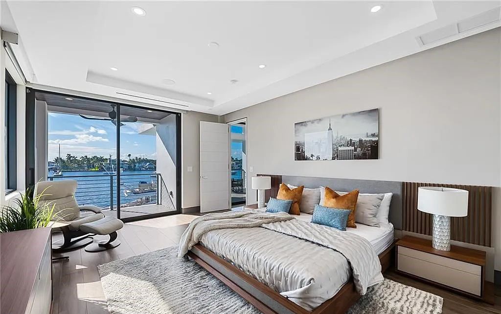 Experience modern coastal living at its finest with 1425 E Lake Drive, a stunning 5-bedroom, 8-bathroom home in prestigious Harbor Beach, Fort Lauderdale, Florida.