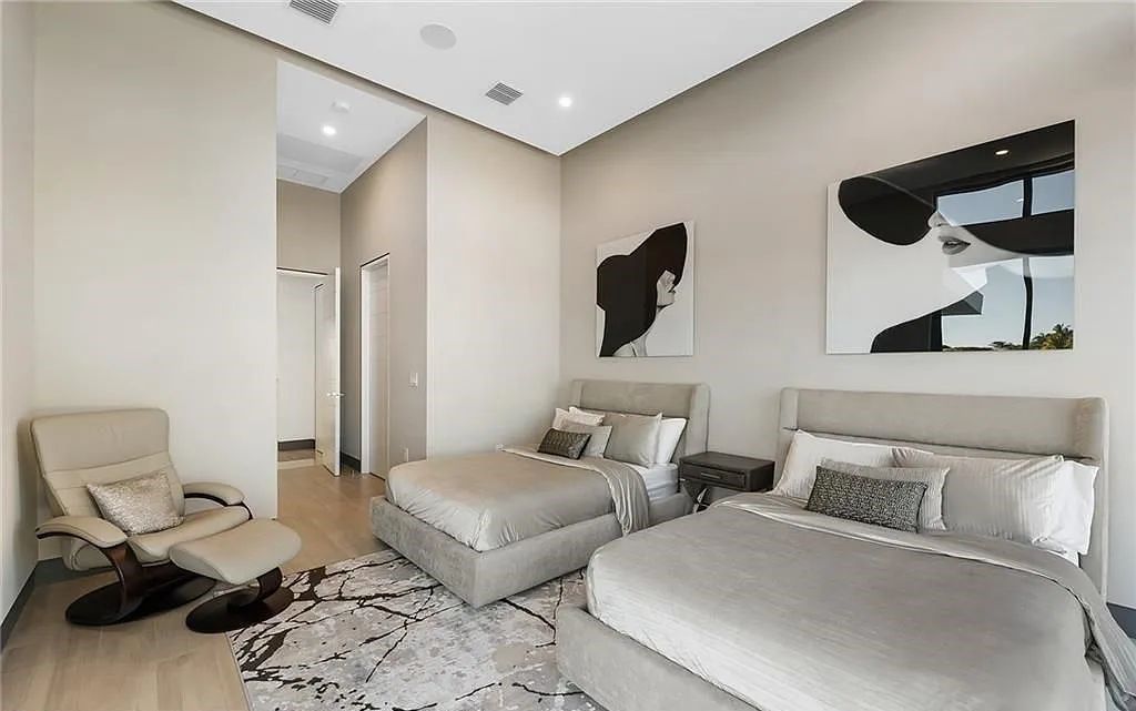 Experience modern coastal living at its finest with 1425 E Lake Drive, a stunning 5-bedroom, 8-bathroom home in prestigious Harbor Beach, Fort Lauderdale, Florida.