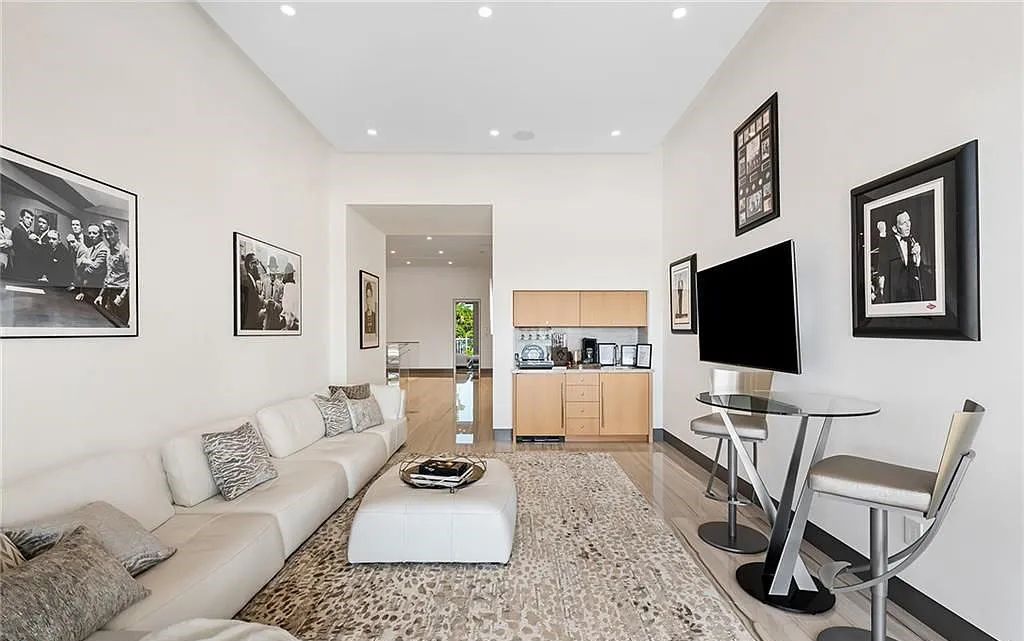 Experience modern coastal living at its finest with 1425 E Lake Drive, a stunning 5-bedroom, 8-bathroom home in prestigious Harbor Beach, Fort Lauderdale, Florida.