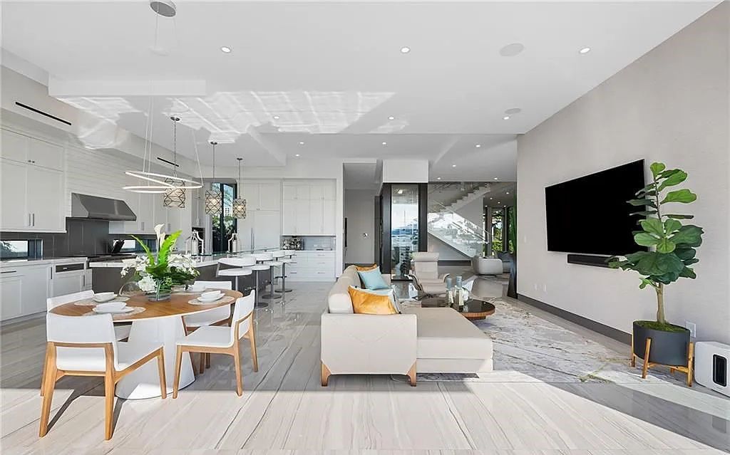 Experience modern coastal living at its finest with 1425 E Lake Drive, a stunning 5-bedroom, 8-bathroom home in prestigious Harbor Beach, Fort Lauderdale, Florida.