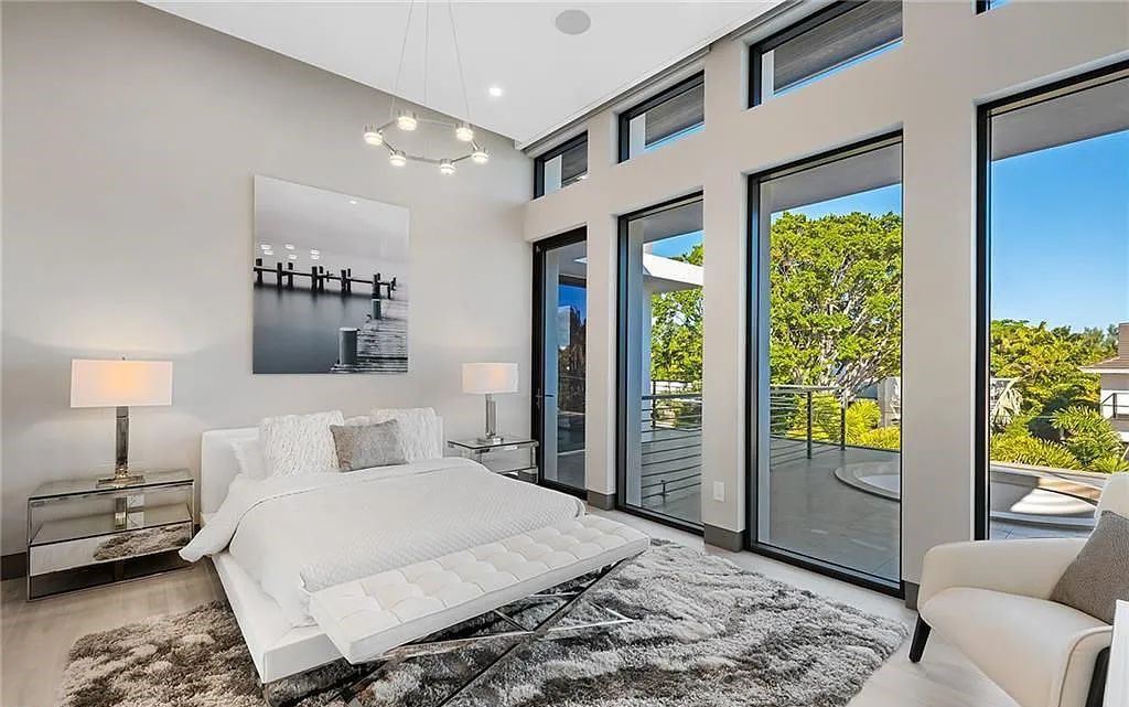 Experience modern coastal living at its finest with 1425 E Lake Drive, a stunning 5-bedroom, 8-bathroom home in prestigious Harbor Beach, Fort Lauderdale, Florida.