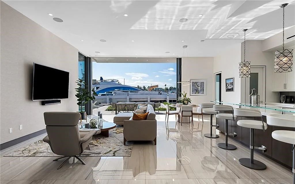 Experience modern coastal living at its finest with 1425 E Lake Drive, a stunning 5-bedroom, 8-bathroom home in prestigious Harbor Beach, Fort Lauderdale, Florida.