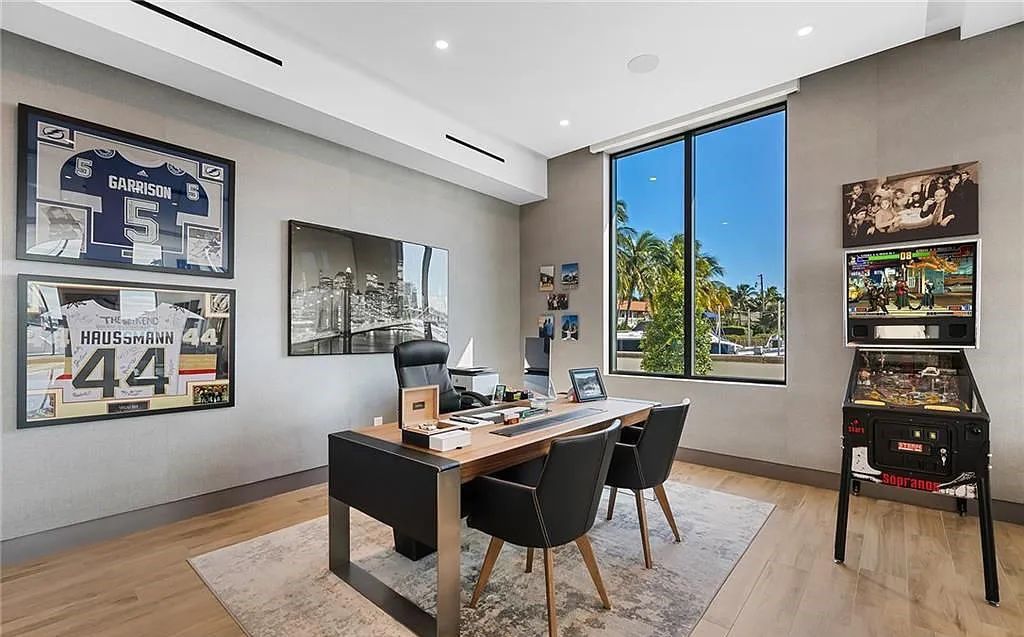 Experience modern coastal living at its finest with 1425 E Lake Drive, a stunning 5-bedroom, 8-bathroom home in prestigious Harbor Beach, Fort Lauderdale, Florida.