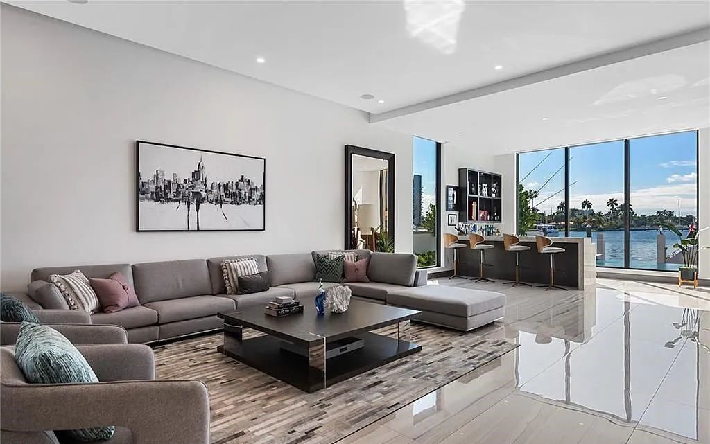 Experience modern coastal living at its finest with 1425 E Lake Drive, a stunning 5-bedroom, 8-bathroom home in prestigious Harbor Beach, Fort Lauderdale, Florida.