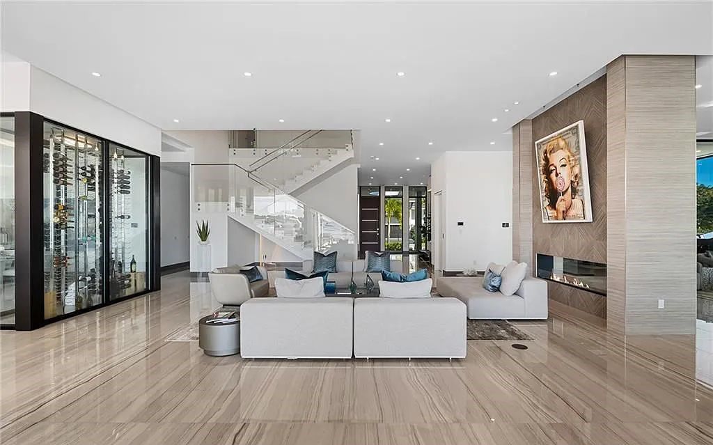 Experience modern coastal living at its finest with 1425 E Lake Drive, a stunning 5-bedroom, 8-bathroom home in prestigious Harbor Beach, Fort Lauderdale, Florida.