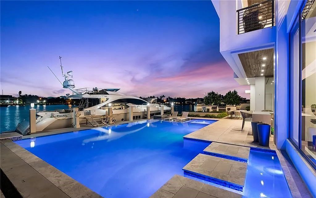 Experience modern coastal living at its finest with 1425 E Lake Drive, a stunning 5-bedroom, 8-bathroom home in prestigious Harbor Beach, Fort Lauderdale, Florida.