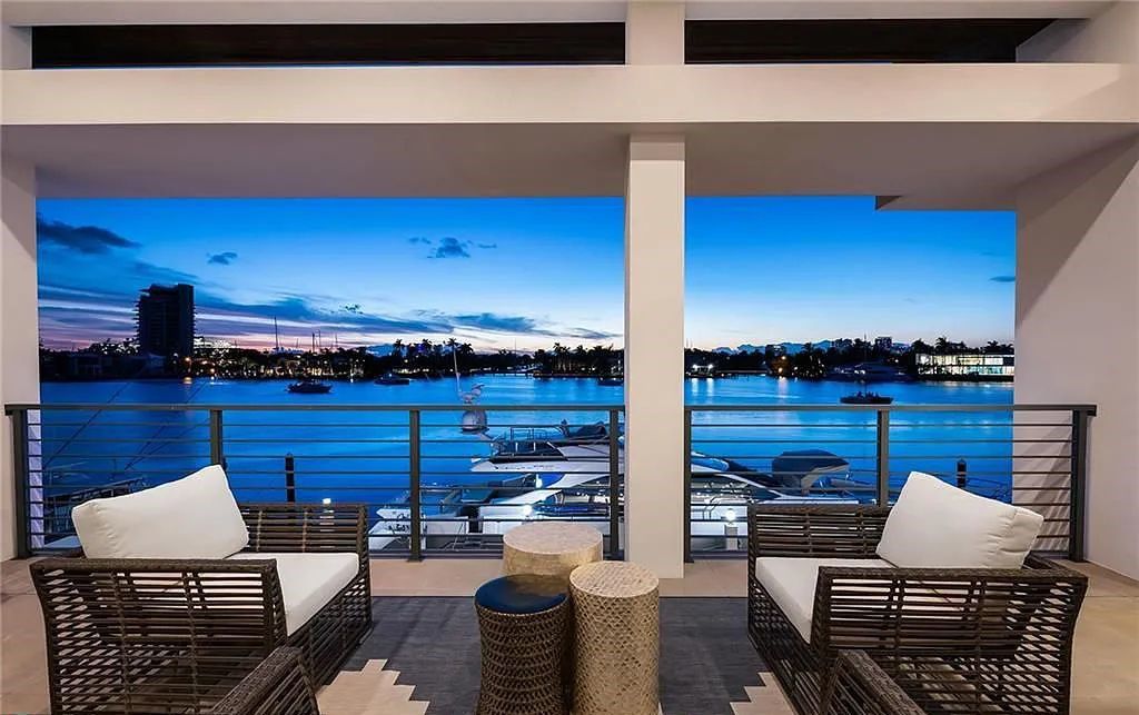 Experience modern coastal living at its finest with 1425 E Lake Drive, a stunning 5-bedroom, 8-bathroom home in prestigious Harbor Beach, Fort Lauderdale, Florida.