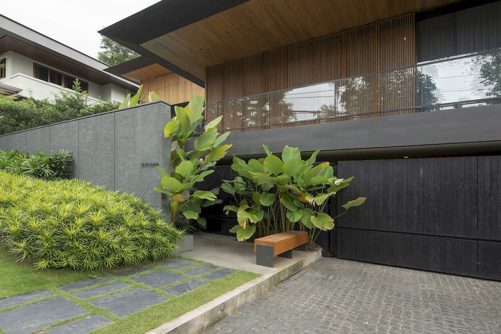 House of Screens, Elegant tropical Home by PXP Design Workshop Co