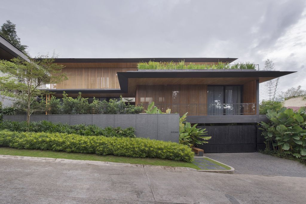 House of Screens, Elegant tropical Home by PXP Design Workshop Co