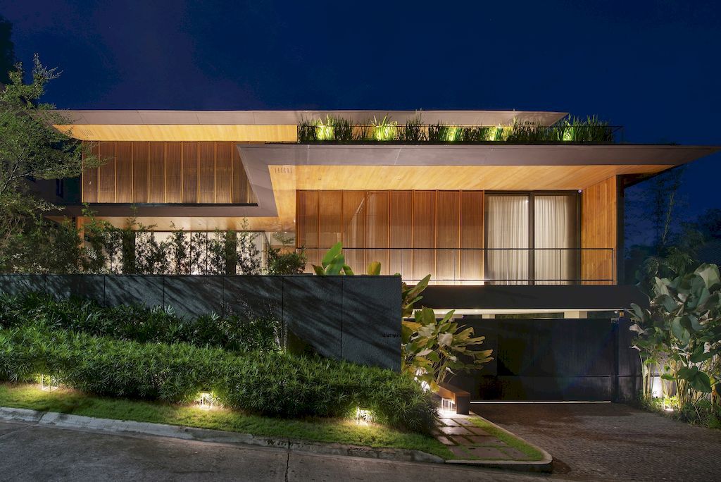 House of Screens, Elegant tropical Home by PXP Design Workshop Co