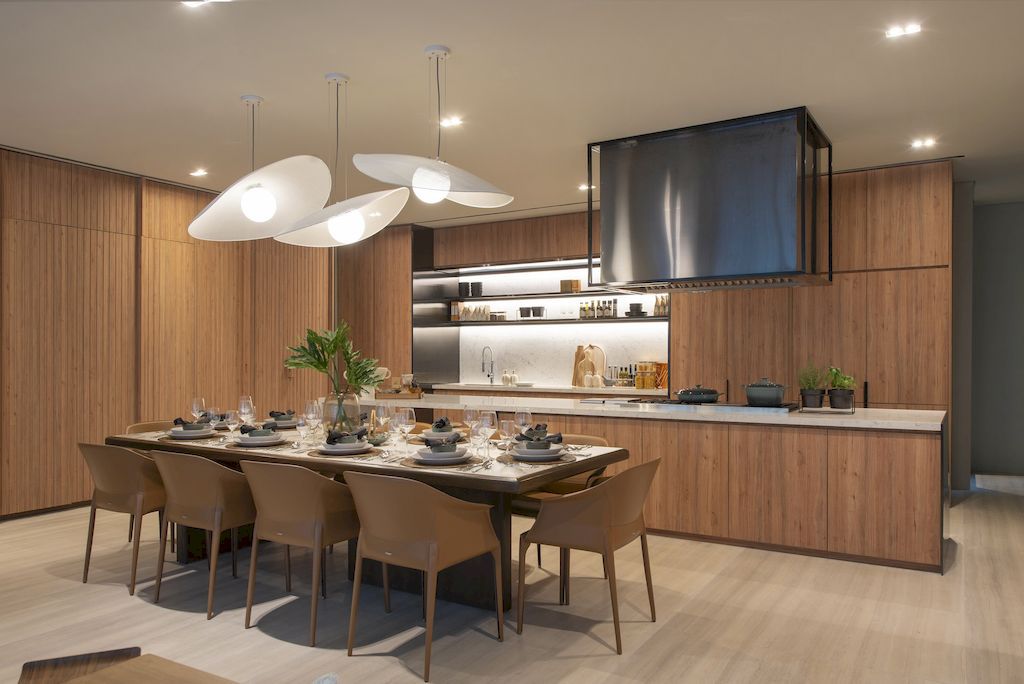 House of Screens, Elegant tropical Home by PXP Design Workshop Co