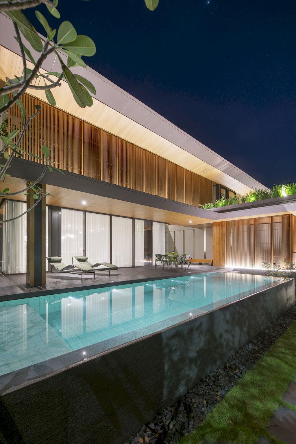 House of Screens, Elegant tropical Home by PXP Design Workshop Co