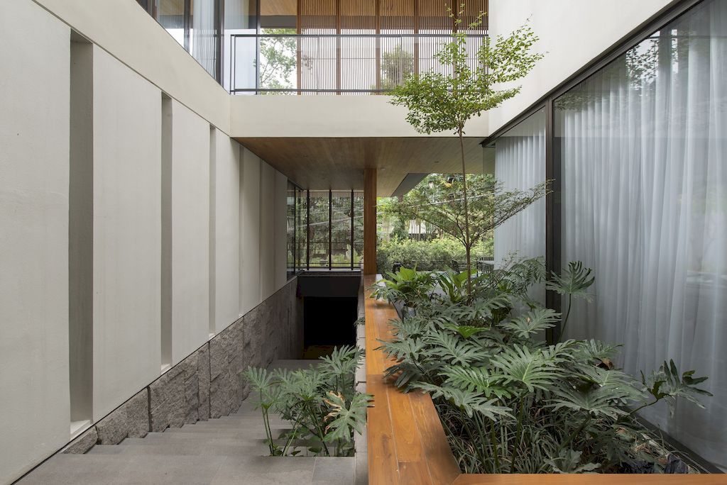 House of Screens, Elegant tropical Home by PXP Design Workshop Co