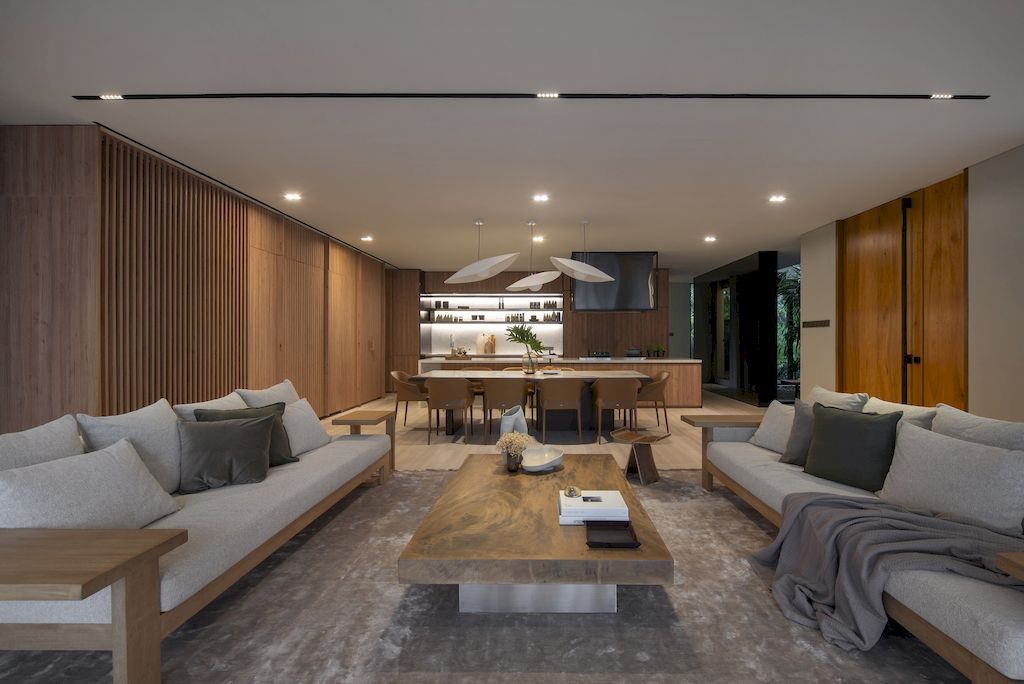 House of Screens, Elegant tropical Home by PXP Design Workshop Co