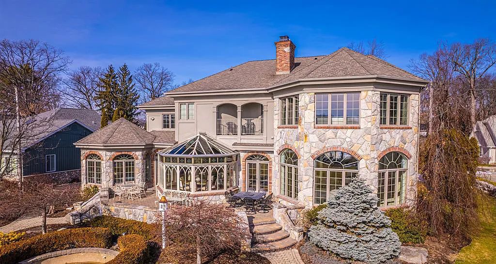 The Estate in Fenton is a luxurious home meticulously built with no detail was spared now available for sale. This home located at 13123 Log Cabin Point, Fenton, Michigan; offering 04 bedrooms and 06 bathrooms with 6,990 square feet of living spaces.