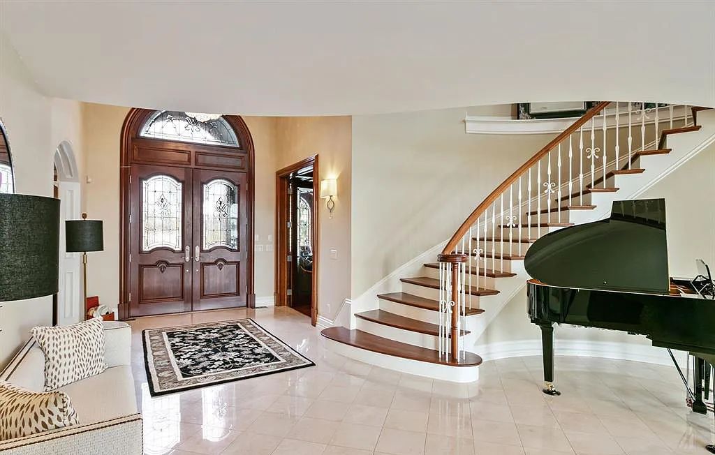 The Estate in Fenton is a luxurious home meticulously built with no detail was spared now available for sale. This home located at 13123 Log Cabin Point, Fenton, Michigan; offering 04 bedrooms and 06 bathrooms with 6,990 square feet of living spaces.