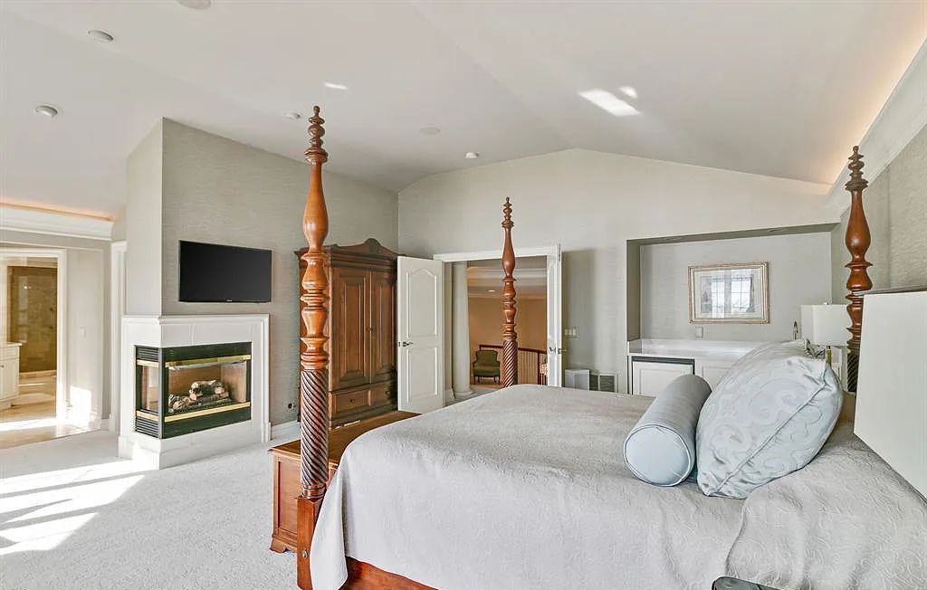 The Estate in Fenton is a luxurious home meticulously built with no detail was spared now available for sale. This home located at 13123 Log Cabin Point, Fenton, Michigan; offering 04 bedrooms and 06 bathrooms with 6,990 square feet of living spaces.